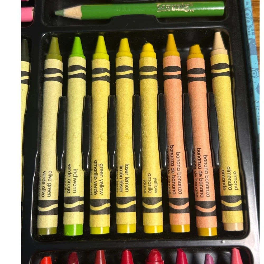 Crayola Minions 2015  markers color pencils 140pc Set art set retired color case